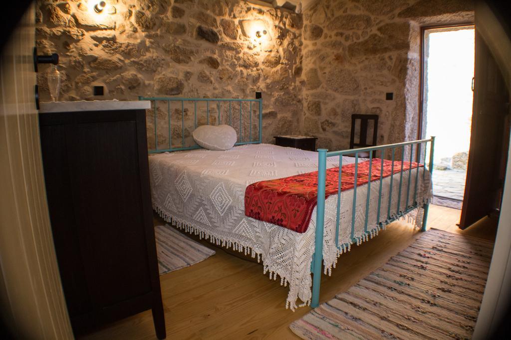 Casas Dos Avos Guest House Вале де Камбра Стая снимка