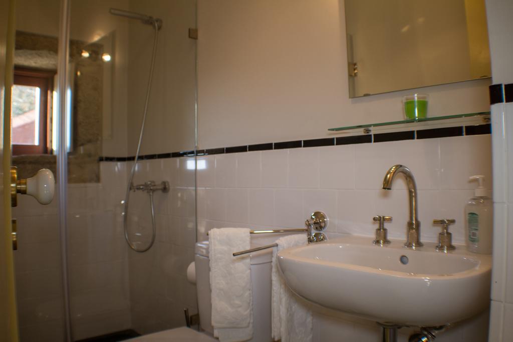 Casas Dos Avos Guest House Вале де Камбра Стая снимка