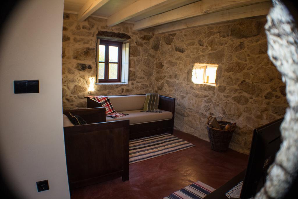 Casas Dos Avos Guest House Вале де Камбра Стая снимка