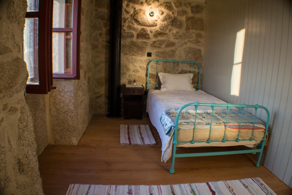 Casas Dos Avos Guest House Вале де Камбра Стая снимка