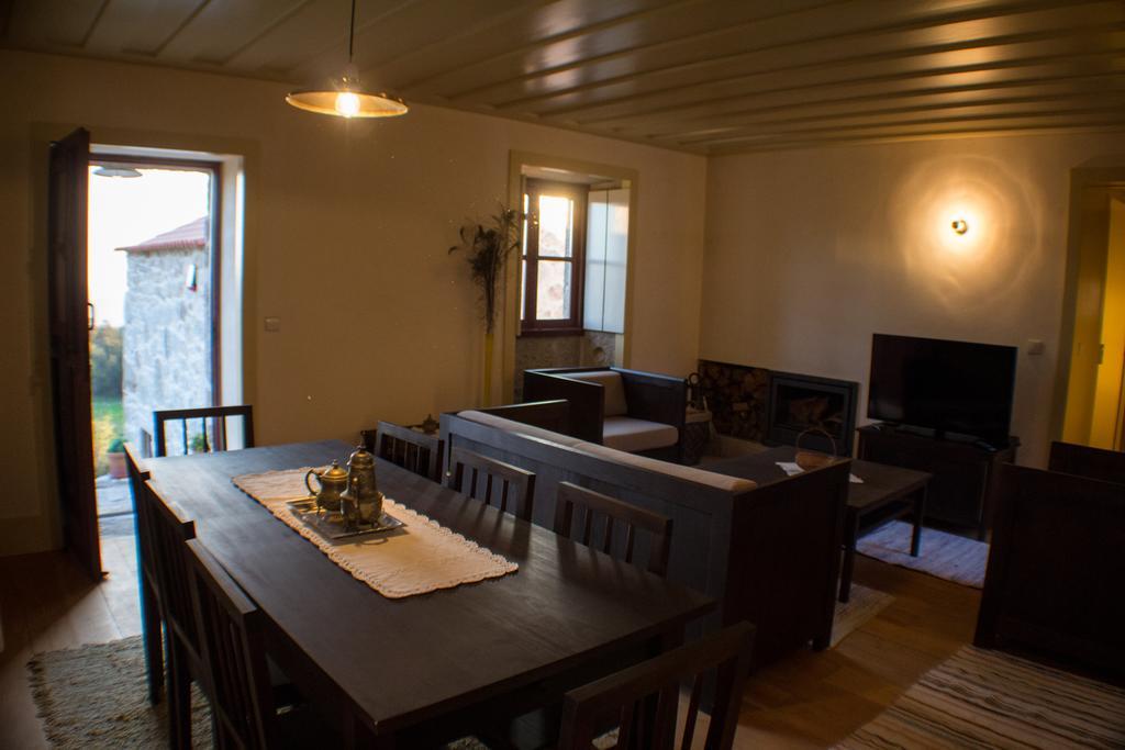 Casas Dos Avos Guest House Вале де Камбра Стая снимка