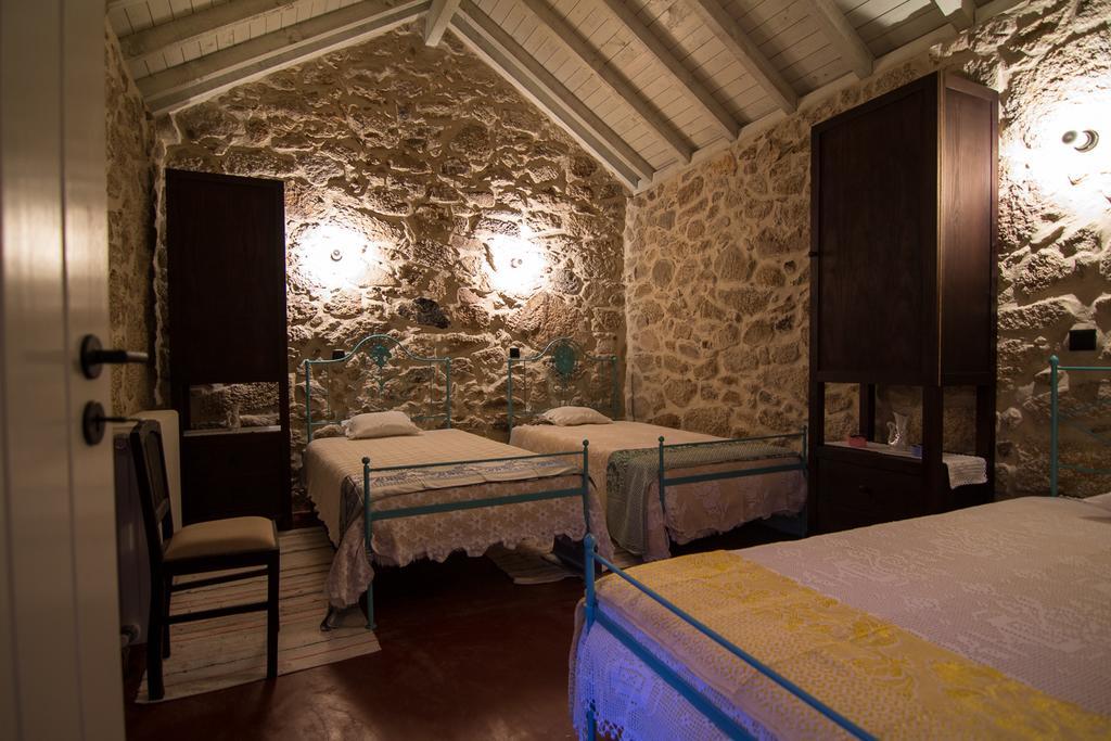 Casas Dos Avos Guest House Вале де Камбра Стая снимка